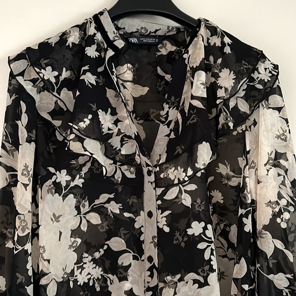 NWOT.  Zara floral blouse.  Lightweight, feminine and sheer. - Picture 2 of 10